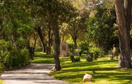 Cimetière du Grand Saint-Jean à Puyricard : Un Lieu de Mémoire au Cœur de la Nature
